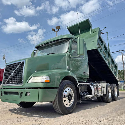2014 Volvo VNM Tandem Axle $39,500 (Houston, TX)